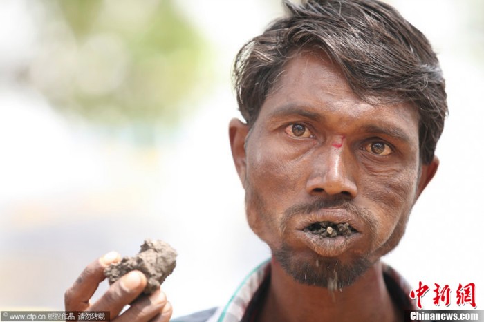 인도 남성 흙벽돌을 먹는 기괴한 식성