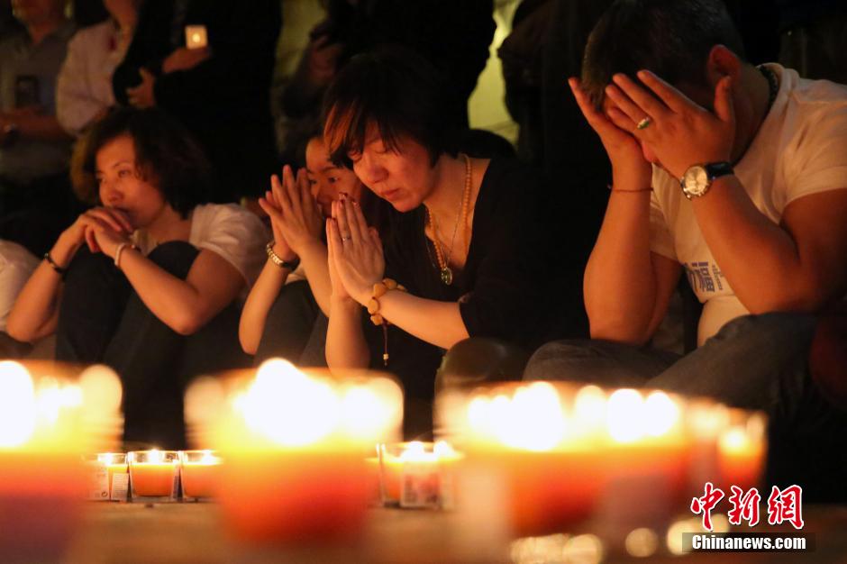 MH370항공편 실종된지 한달,북경에 있는 승객 가족들 복 기원 활동 거행