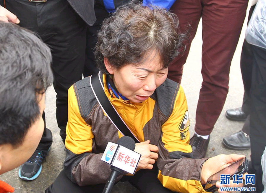 4월 17일, 한국 전라남도 진도에서 실종된 두 중국 승객의 어머니.