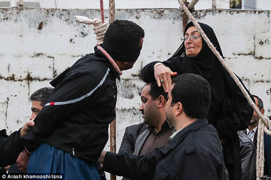 이란 한 살인죄수 처형직전 피해자 어머니에 의해 구조