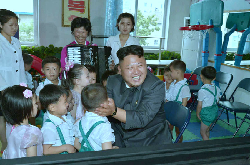 김정은 평양애육원에서 어린이들 방문