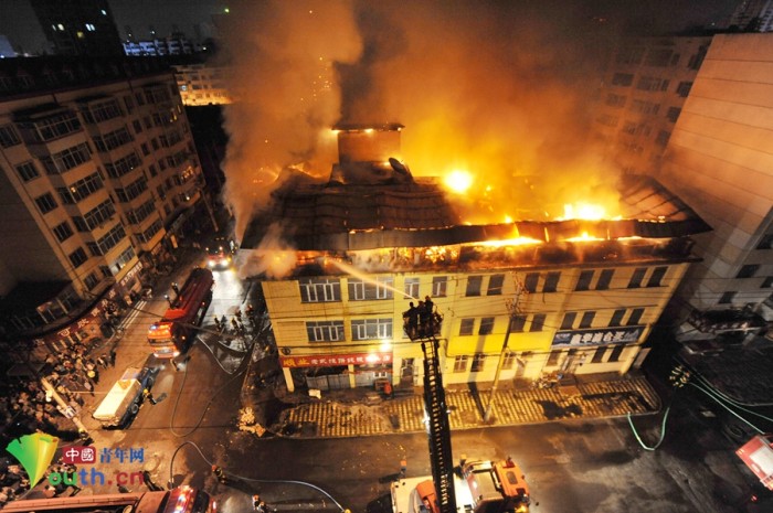 할빈 3층 건축 화재로 불길이 하늘로 솟구쳐