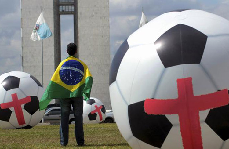 브라질 국회앞 12개 초대형 축구공 방치해 지나친 월드컵 비용 항의