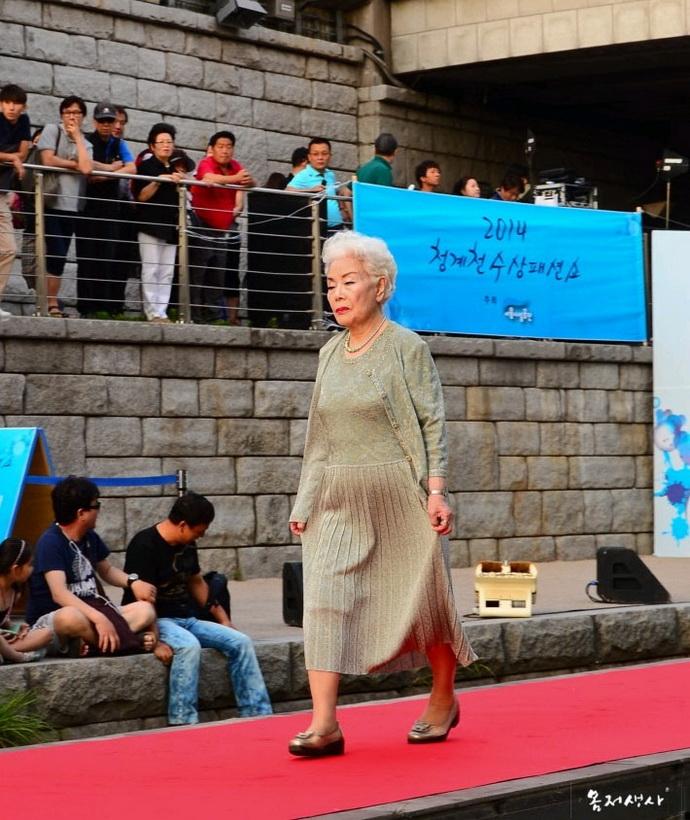 한국 로년인패션쇼 거행,87세 할머니 가장 아름다운 모델로