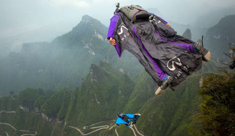 로씨야 두 남성,날개달린 옷 입고 중국 천문산 1400m 높이에서 뛰여내려