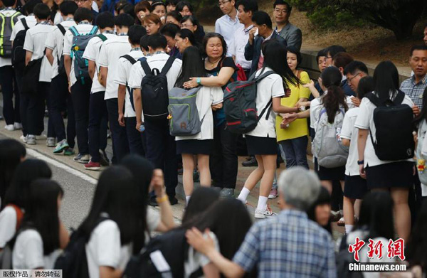 한국 '세월'호참사 생환학생들 교정에 복귀