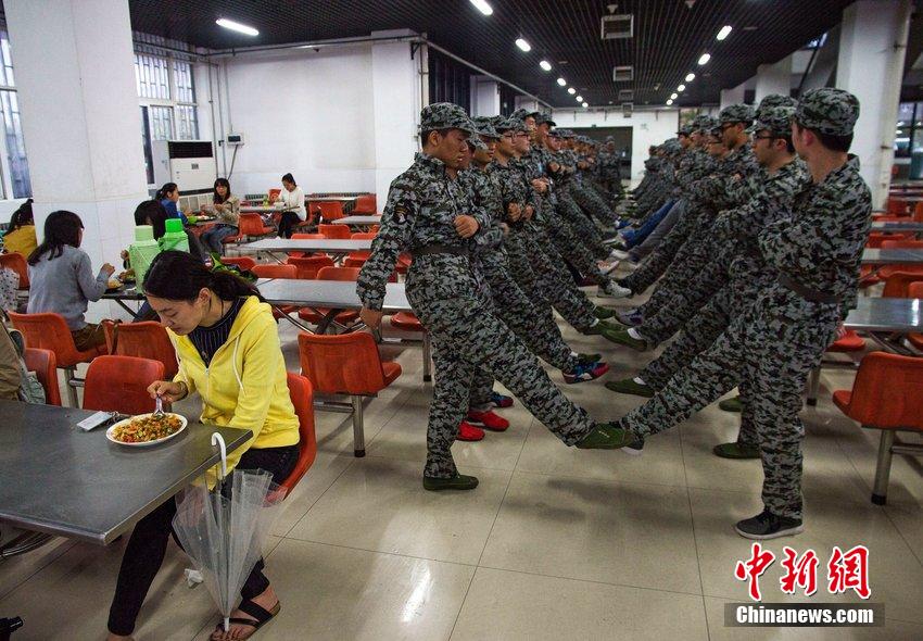 하남 정주 수백명 신입생 강우날씨에 식당에서 군사훈련