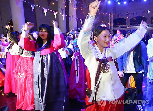 한국 서울 시민들 2014년 “한복의 날” 경축