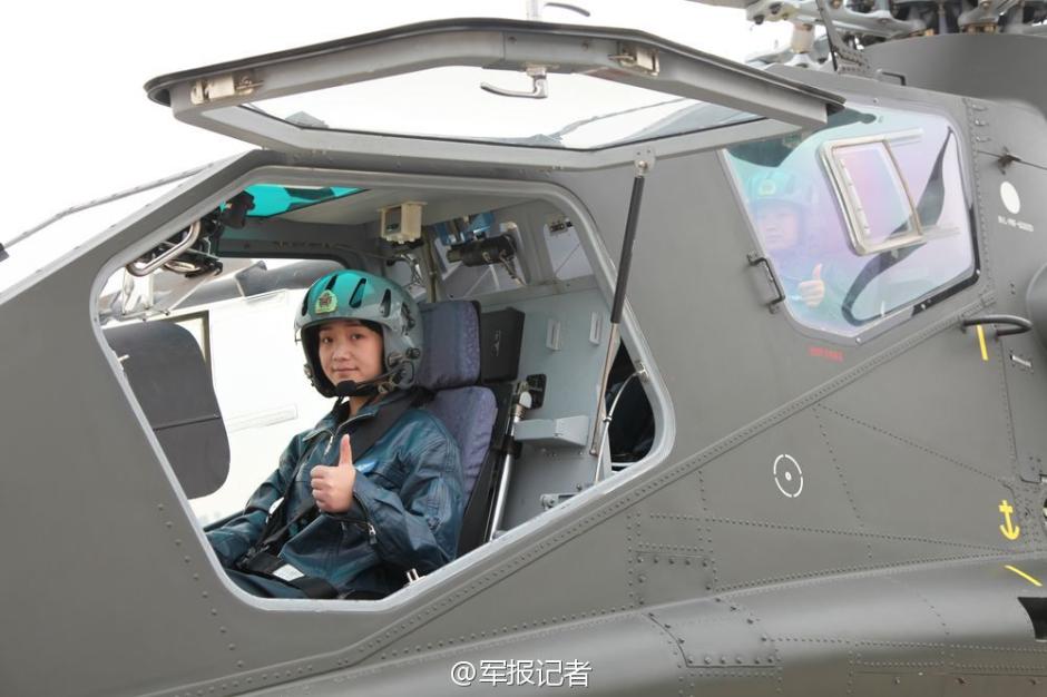 중국 륙항 첫 무장헬기 녀비행원들의 모습
