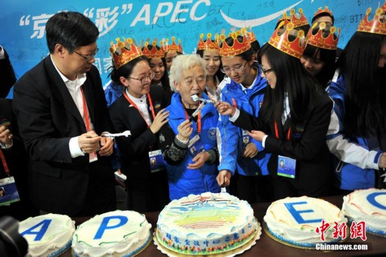 APEC뉴스센터 자원봉사자들을 위해 집단생일파티 조직(사진)
