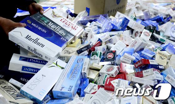 한국 해관 조사 몰수한 밀수입담배 공개