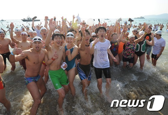 한국 겨울수영축제 4일 개막, 참가자들 추위속 열띤 수영