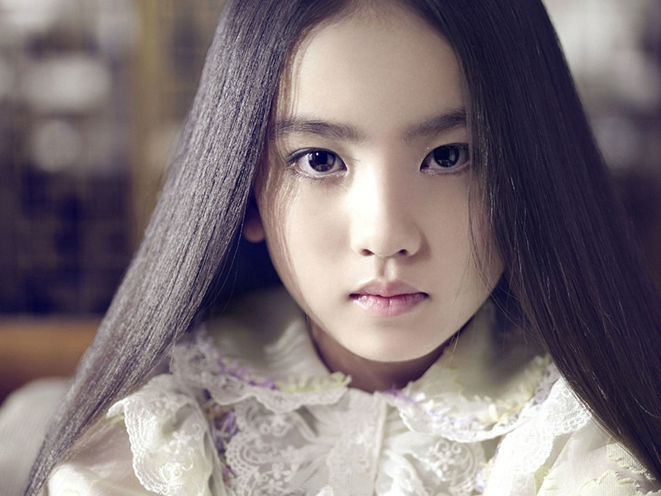 중국 9세 귀여운 녀자아이, 빠리 패션쇼 무대에 올라