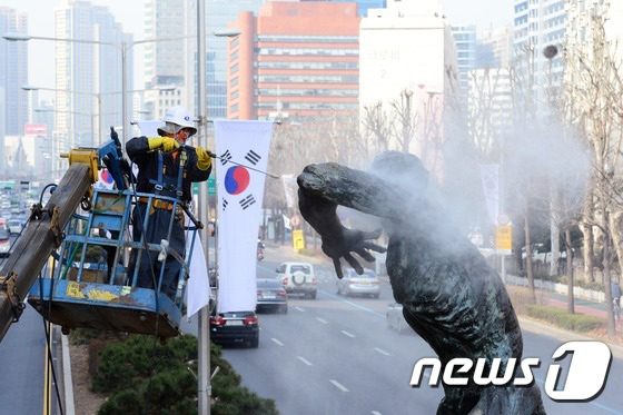서울 체육조각상 봄맞이 “목욕”
