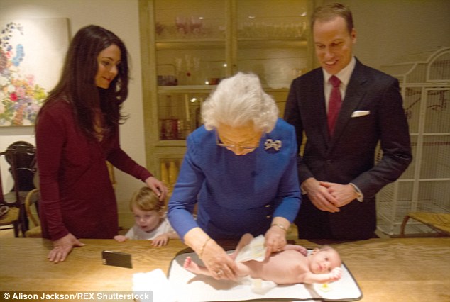 영국녀왕이 증손녀에게 우유를 먹이고 기저기를 가는 사진 공개