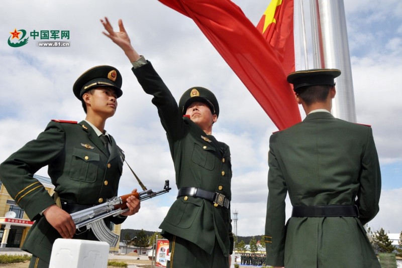 중국 북극촌 국기반 전사들의 자세련습, 압정을 목깃에 꽂아