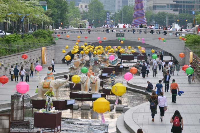 한국 서울 청계천 불탄일 맞아 전통채색등전시 거행