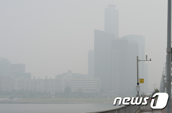 서울: 짙은 안개에 비까지 내려