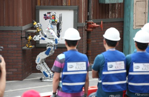 한국 최초 인간형 로봇 '휴보' 재난대응대회서 최종 우승