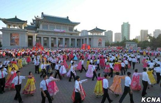 조선지도자 건국 67주년 기념해 금수산태양궁 참배