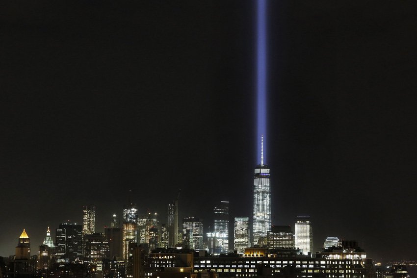 미국 뉴욕, 대형 빛기둥으로 '9.11' 14주년 기념