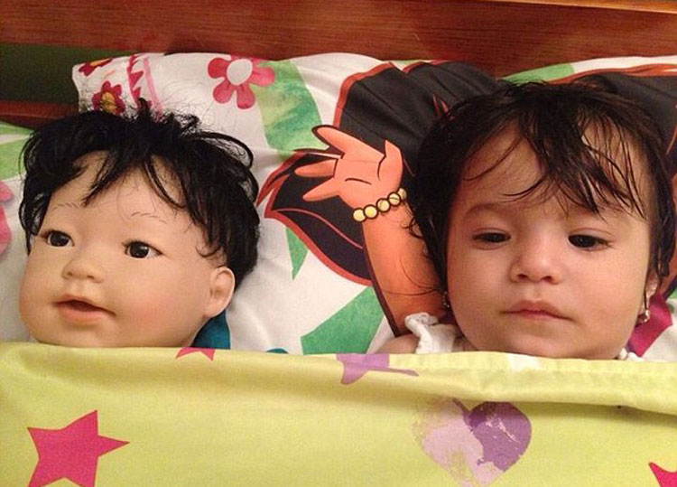 '쌍둥이 아기' 렵기적인 사진: 아기와 인형 진짜와 가짜 분간하기 어려워