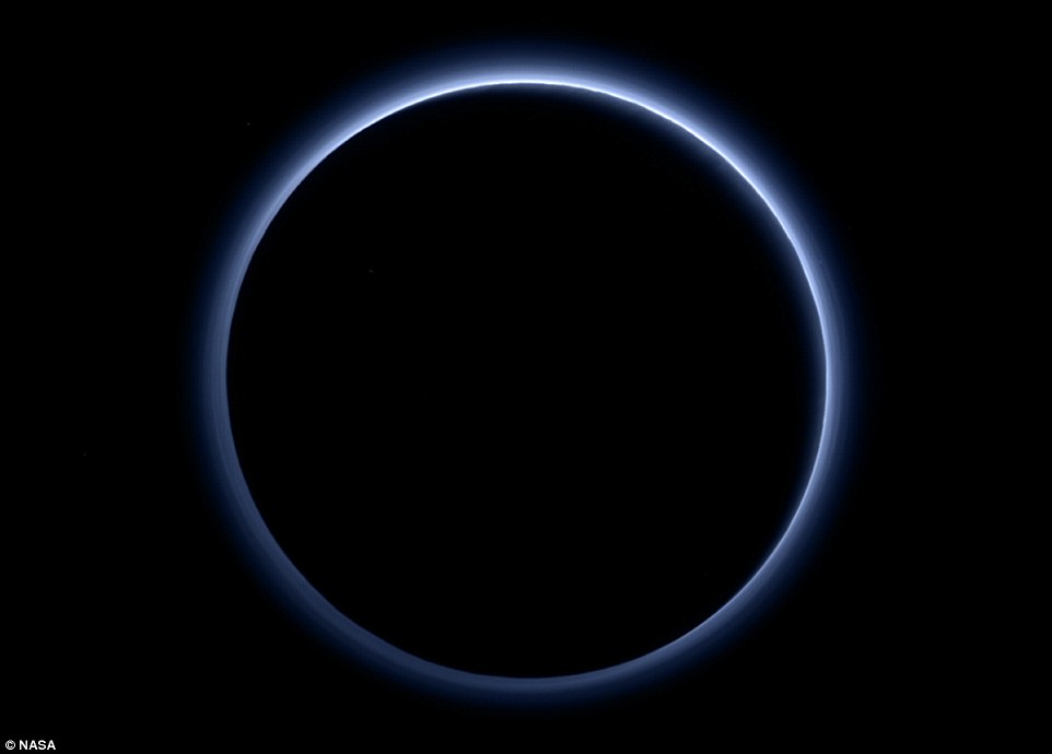 NASA '신시야'호 새 사진 보내와, 명왕성에서도 푸른 하늘 볼수 있어