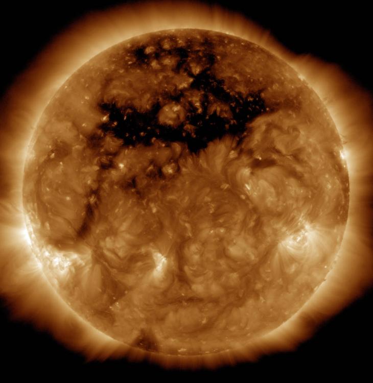 NASA 코로나홀 영상 공포: 태양중심의 검은 심연에 침투