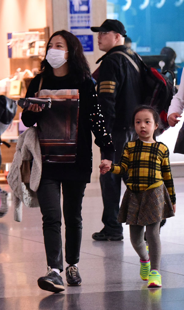 조미, 딸과 함께 북경 수도국제공항에 모습 드러내