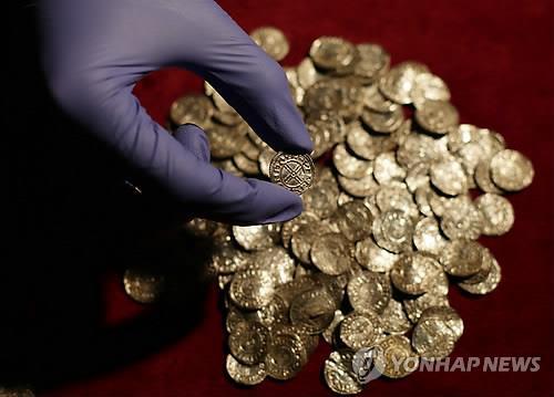금속탐지기에 걸린 928만원어치 중세기 동전 
