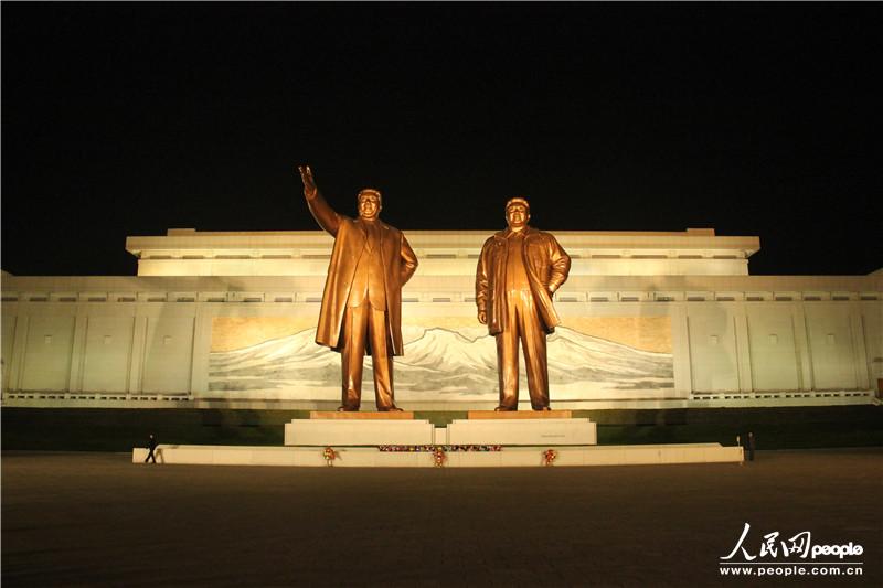 만수대기념비, 조선의 이미 서거한 김일성과 김정일 동상을 중심으로 좌우 량측에 대형 군상조각들이 있고 뒤에는 백두산벽화가 있다.