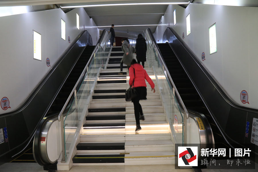 정주 지하철 '피아노' 계단 나타나, 승객들 발로 미묘한 선률 연주해내