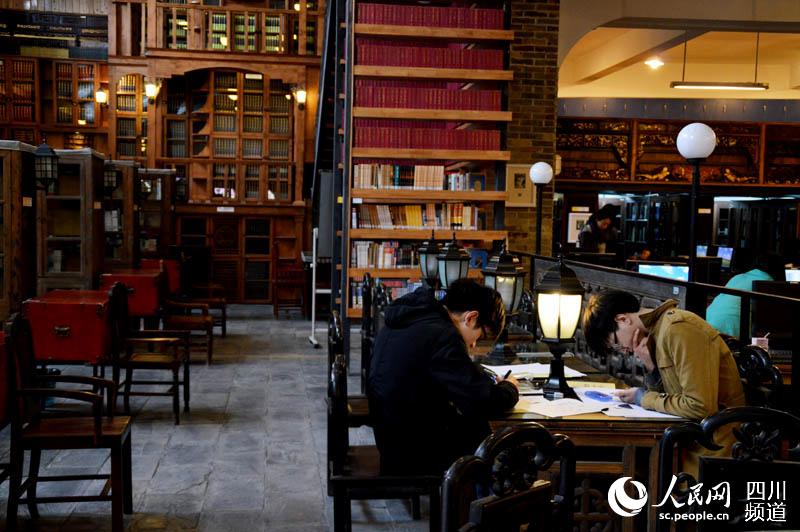 사천 한 대학교 고색창연한 도서관, '타임슬립'으로 고대 장서각에 온듯 해