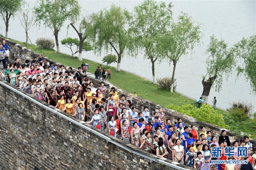 남경 '백인 성벽 치포쇼'활동 거행