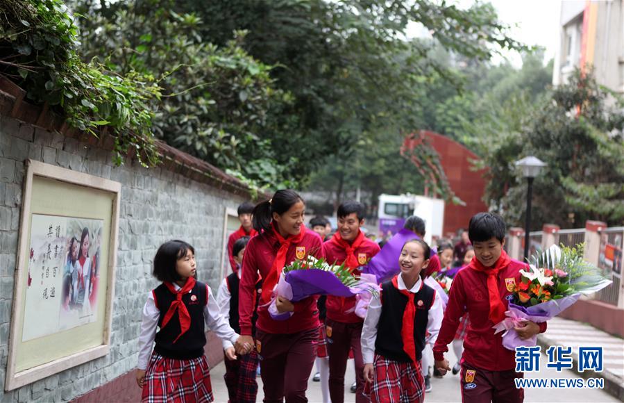 중국녀자축구팀 중경의 교정에 들어서다