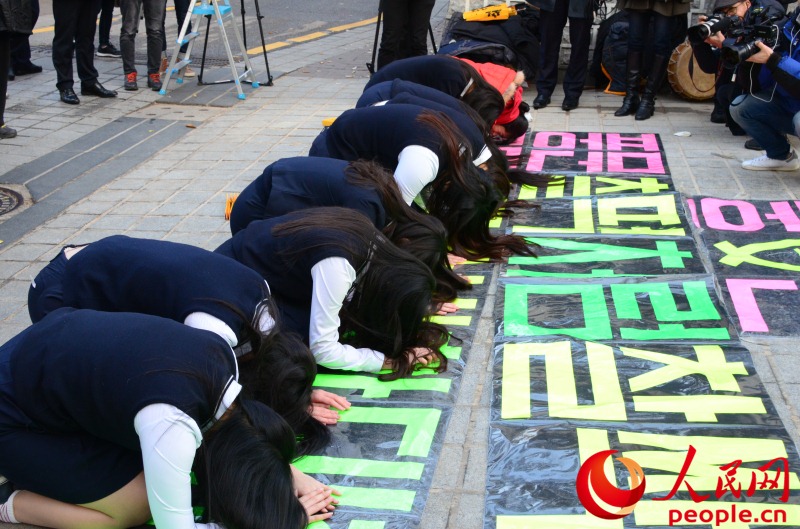 한국 대학입시 시작, 후배들 선배들을 위해 무릎 꿇고 기도