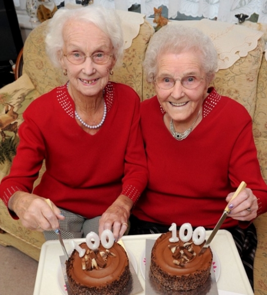 어느덧 1세기... 100번째 생일 함께 쇤 쌍둥이 할머니