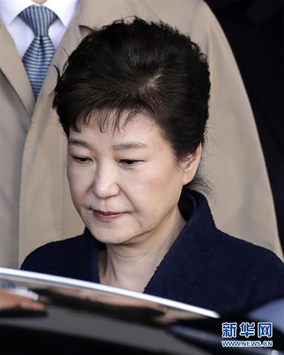 이는 3월 22일 박근혜가 한국 서울중앙지검에서 나오는 자료사진이다(신화사, 리상호 찍음).