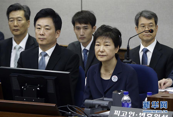 한국 전임 대통령 박근혜 처음 출정, 무죄립장 견지
