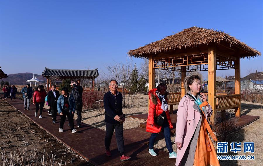 장백산 아래에 나붓기는 홍기촌 향촌관광 '기치'