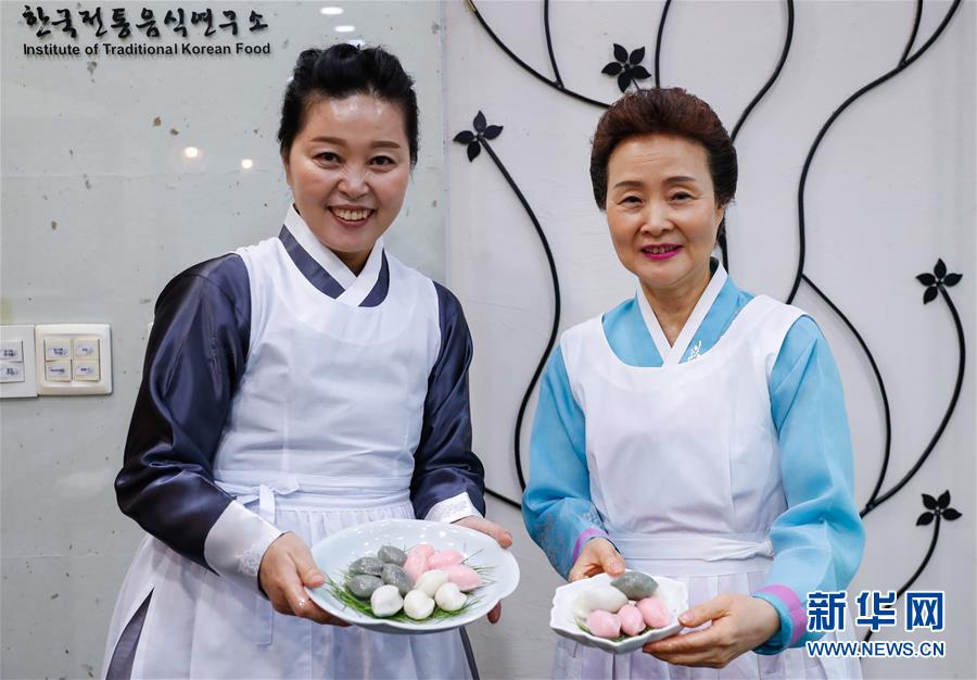 ‘추석맞이’ 세계 각지 전통후식—한국의 송편과 다과