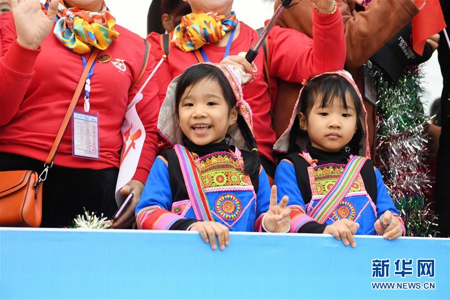 운남 묵강 국제쌍둥이문화축제 카퍼레이드 거행