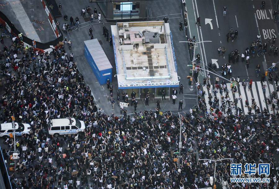 뉴욕 시민들은 경찰의 폭력집법에 항의한지 나흘째에 돌입
